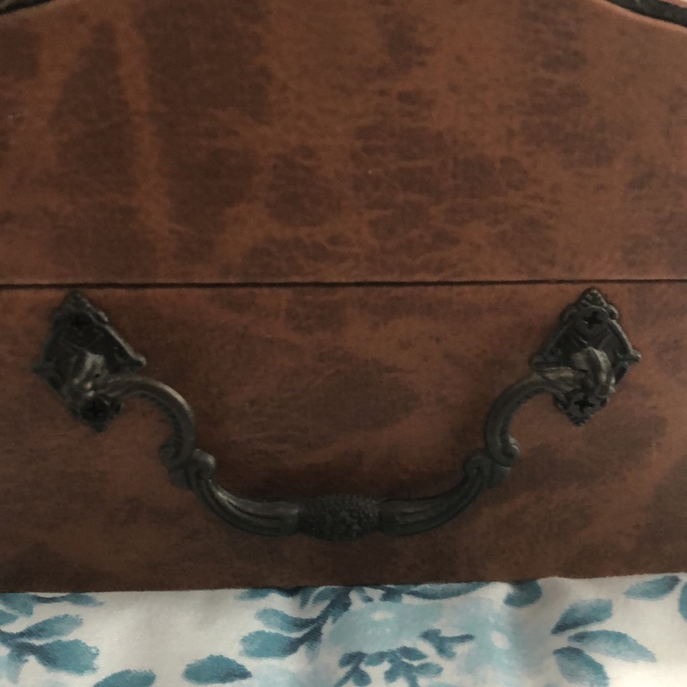 A beautiful leather and wood box hand sewed stitching with studs - Picture 4 of 8